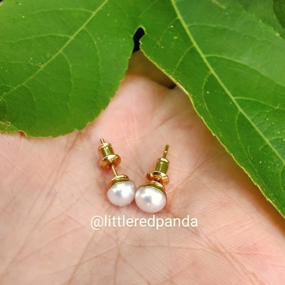 Dainty pearl studs - Picture 2 of 4